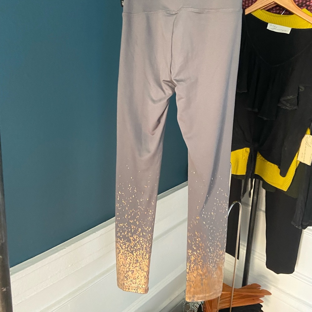 🛑SOLD Marika Gray High Rise Leggings Gold Foil Ombré Hem - Picture 9 of 11